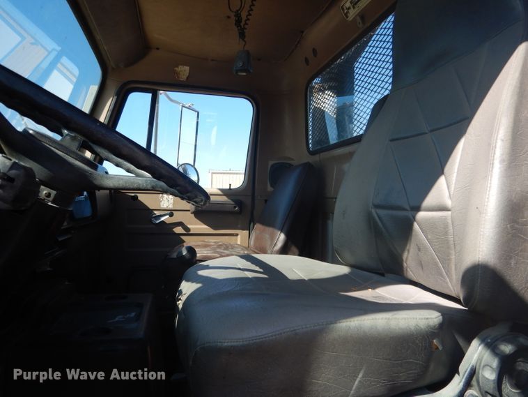 image for item DG5840 1985 International 2375 crane truck