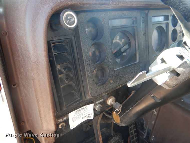 image for item DG5840 1985 International 2375 crane truck