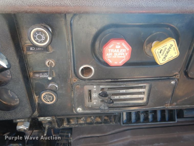 image for item DG5840 1985 International 2375 crane truck