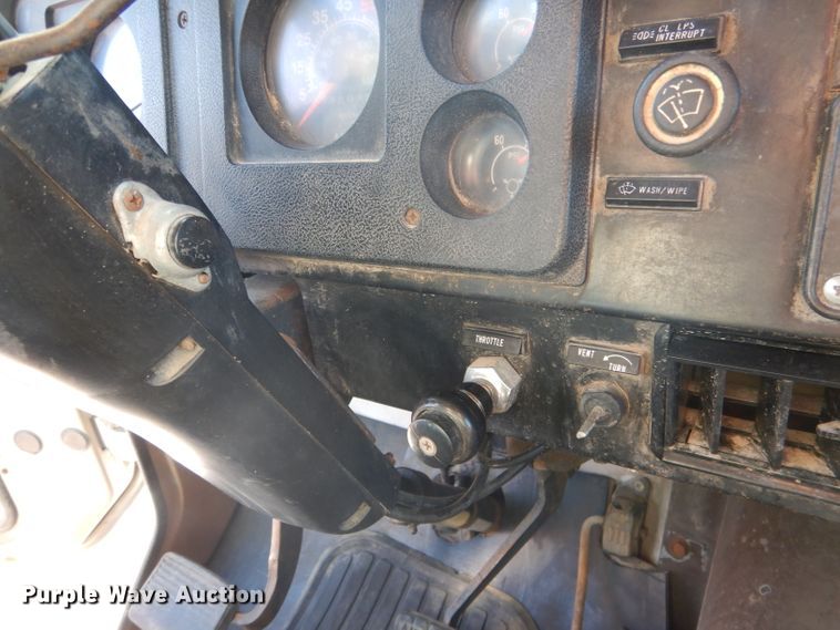 image for item DG5840 1985 International 2375 crane truck