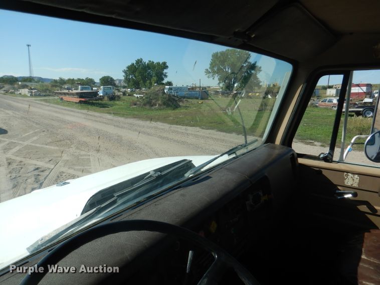 image for item DG5840 1985 International 2375 crane truck