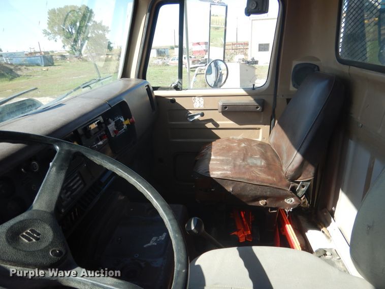 image for item DG5840 1985 International 2375 crane truck