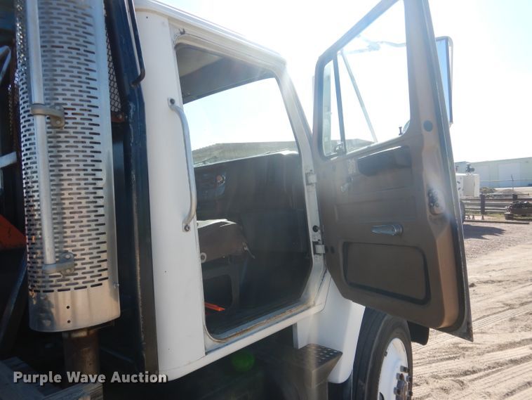 image for item DG5840 1985 International 2375 crane truck