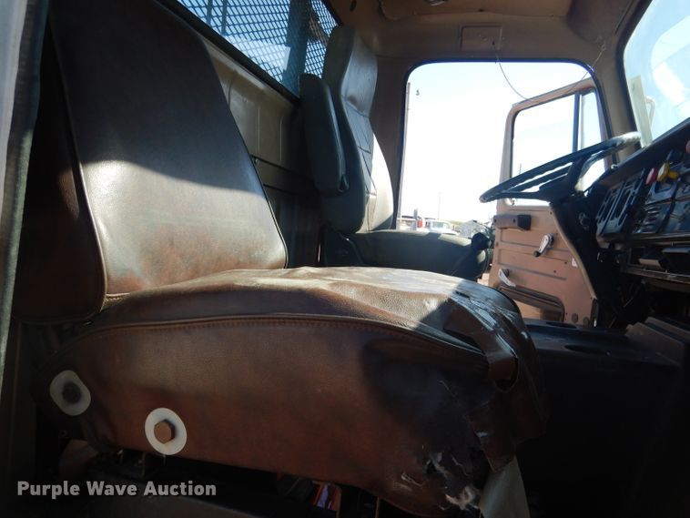 image for item DG5840 1985 International 2375 crane truck