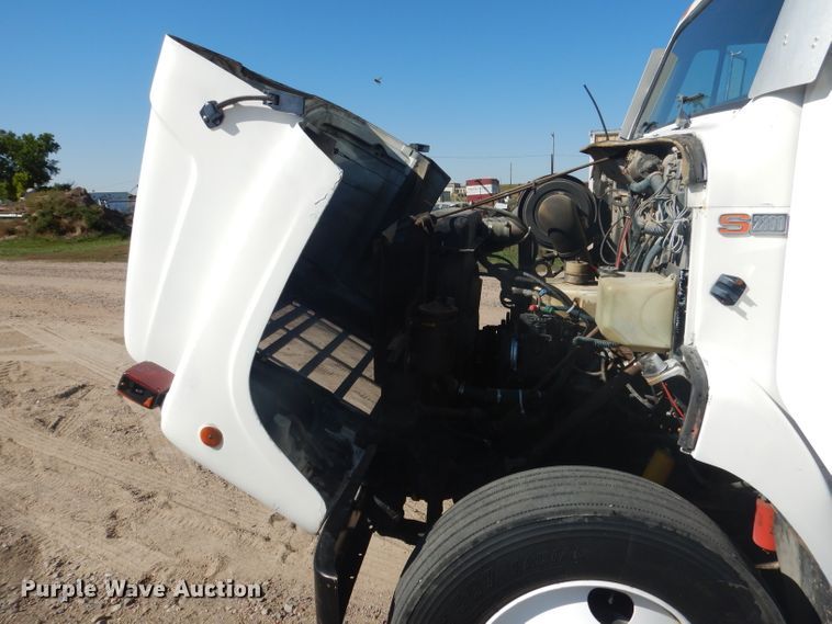 image for item DG5840 1985 International 2375 crane truck