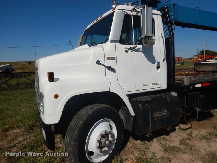 image for item DG5840 1985 International 2375 crane truck