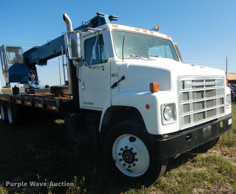 image for item DG5840 1985 International 2375 crane truck