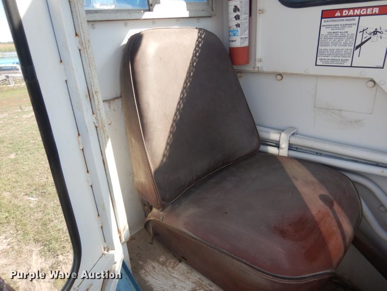 image for item DG5840 1985 International 2375 crane truck