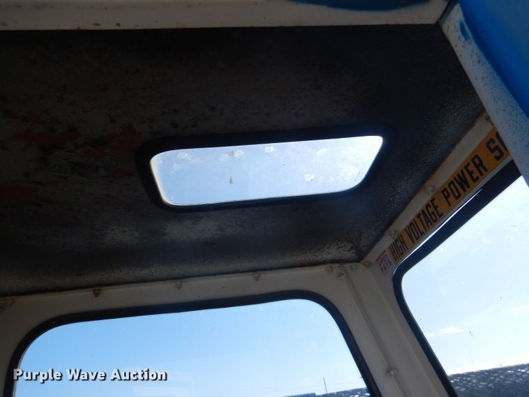 image for item DG5840 1985 International 2375 crane truck