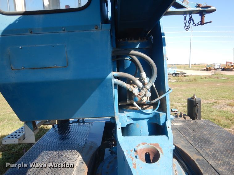 image for item DG5840 1985 International 2375 crane truck