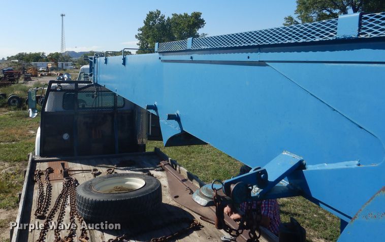 image for item DG5840 1985 International 2375 crane truck