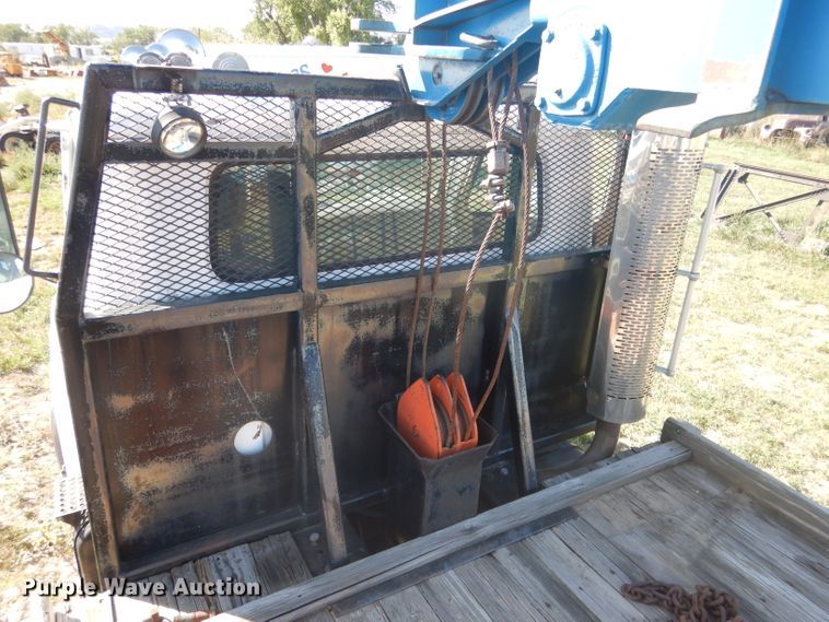 image for item DG5840 1985 International 2375 crane truck