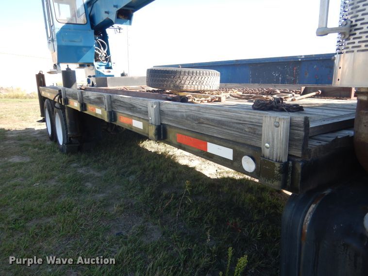 image for item DG5840 1985 International 2375 crane truck