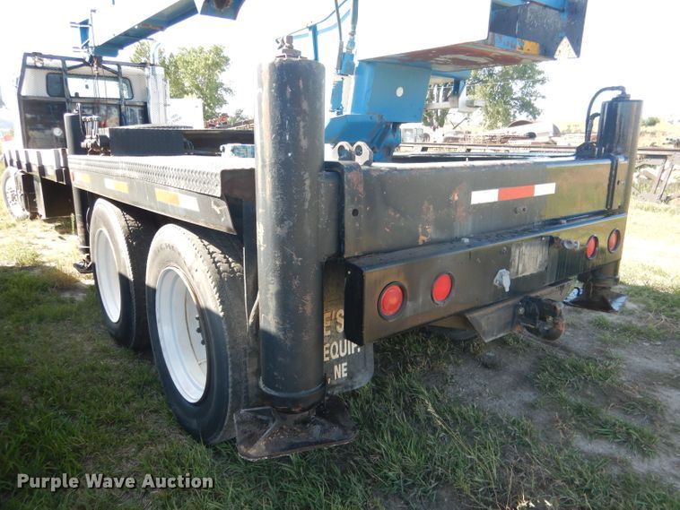 image for item DG5840 1985 International 2375 crane truck