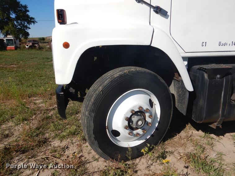 image for item DG5840 1985 International 2375 crane truck