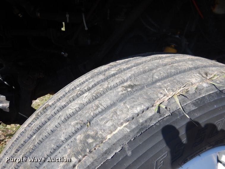 image for item DG5840 1985 International 2375 crane truck