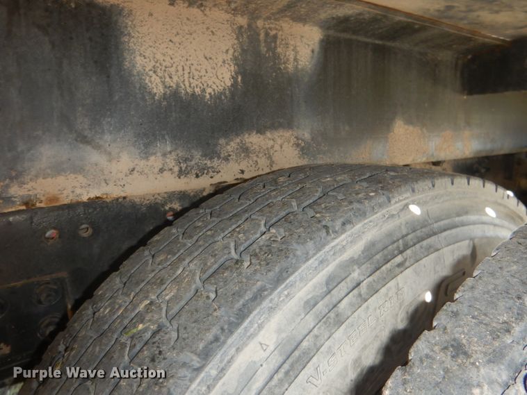 image for item DG5840 1985 International 2375 crane truck