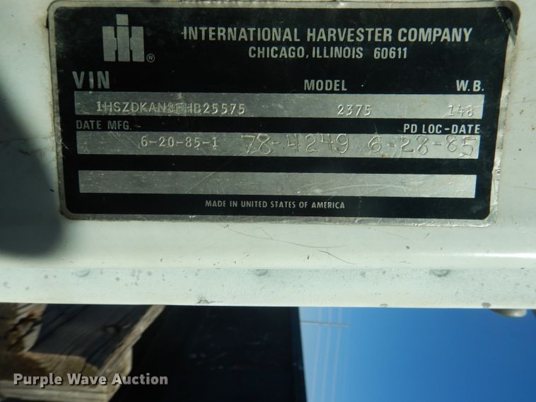 image for item DG5840 1985 International 2375 crane truck