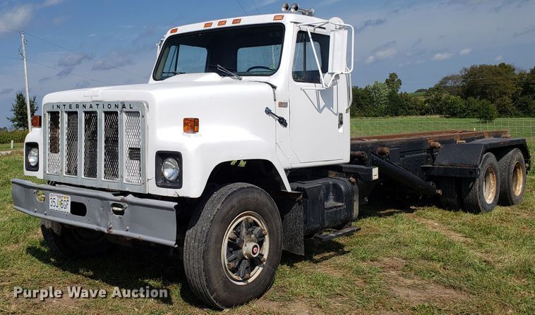 image for item DG7657 1985 International F2574 roll-off container truck