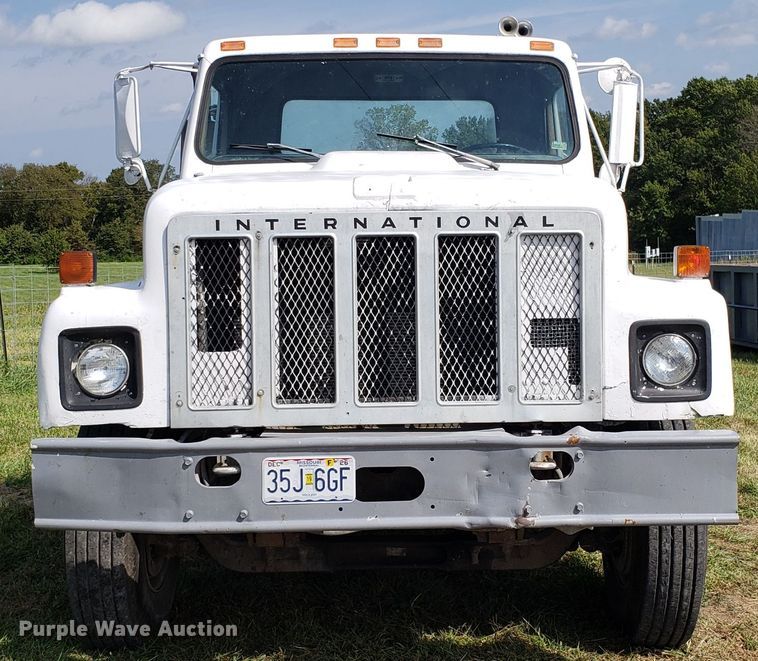 image for item DG7657 1985 International F2574 roll-off container truck
