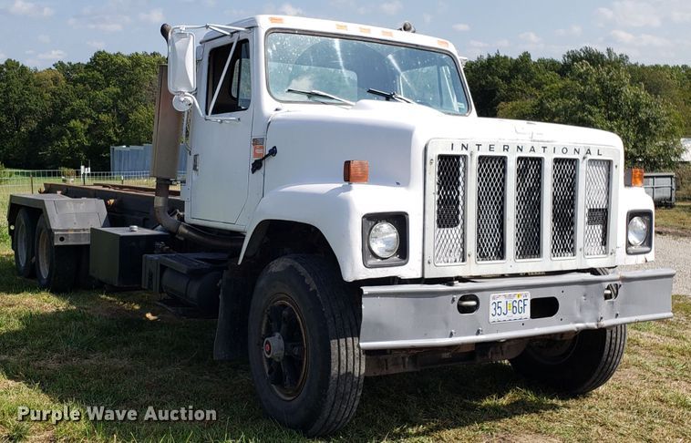 image for item DG7657 1985 International F2574 roll-off container truck