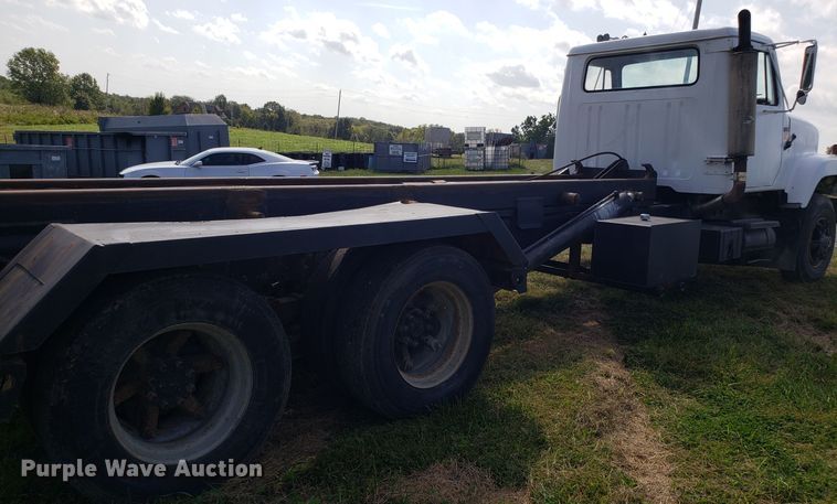 image for item DG7657 1985 International F2574 roll-off container truck