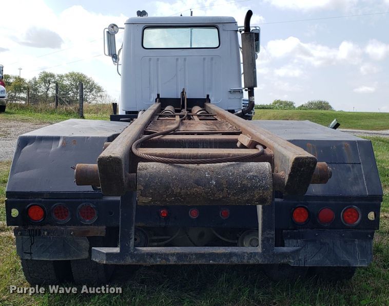 image for item DG7657 1985 International F2574 roll-off container truck