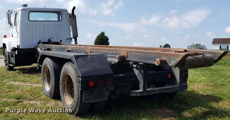 image for item DG7657 1985 International F2574 roll-off container truck