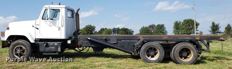 image for item DG7657 1985 International F2574 roll-off container truck