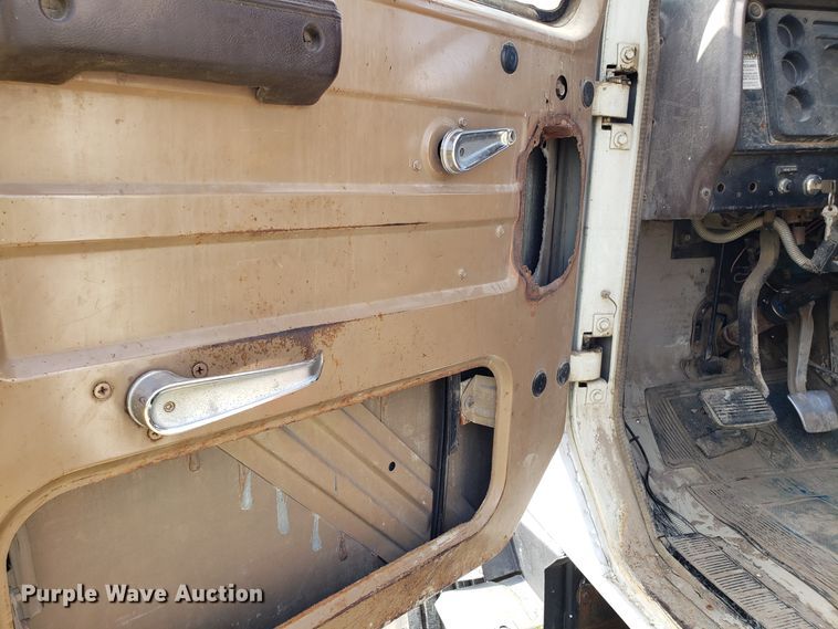 image for item DG7657 1985 International F2574 roll-off container truck