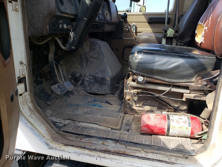 image for item DG7657 1985 International F2574 roll-off container truck