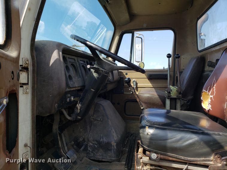 image for item DG7657 1985 International F2574 roll-off container truck