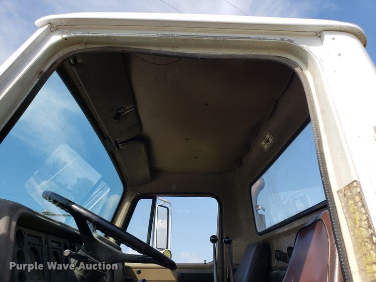 image for item DG7657 1985 International F2574 roll-off container truck