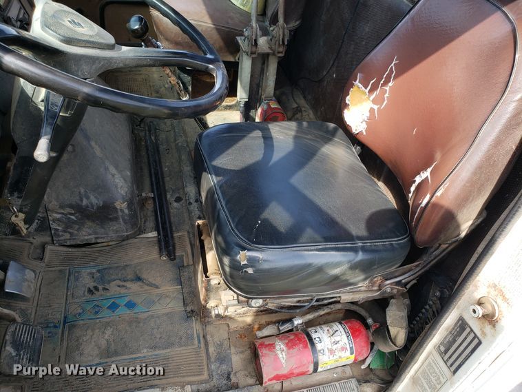 image for item DG7657 1985 International F2574 roll-off container truck