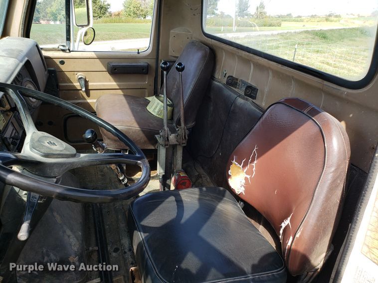 image for item DG7657 1985 International F2574 roll-off container truck