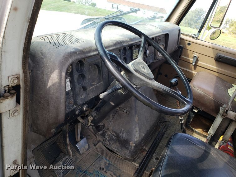 image for item DG7657 1985 International F2574 roll-off container truck