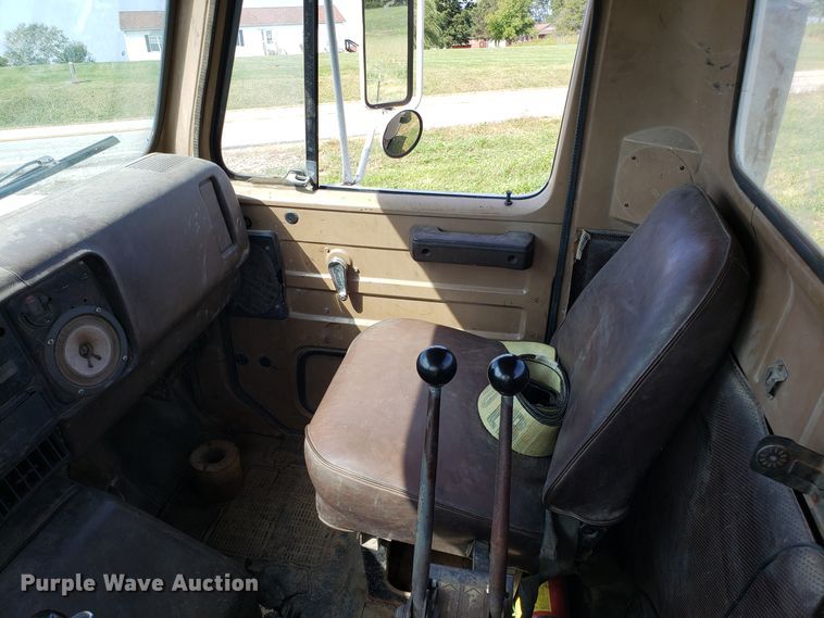 image for item DG7657 1985 International F2574 roll-off container truck