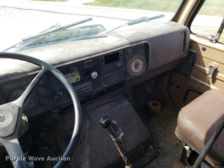 image for item DG7657 1985 International F2574 roll-off container truck