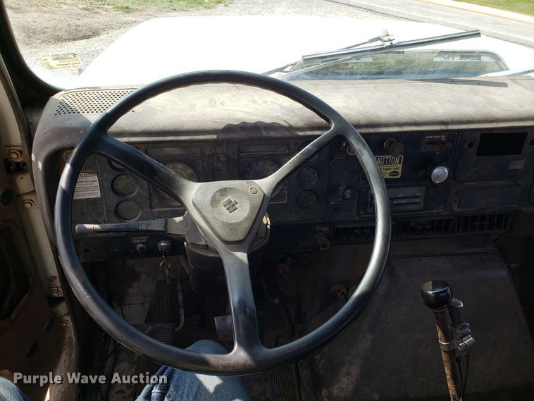 image for item DG7657 1985 International F2574 roll-off container truck