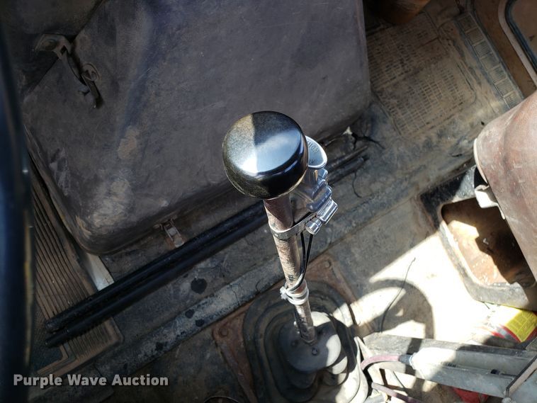 image for item DG7657 1985 International F2574 roll-off container truck