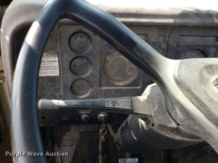 image for item DG7657 1985 International F2574 roll-off container truck