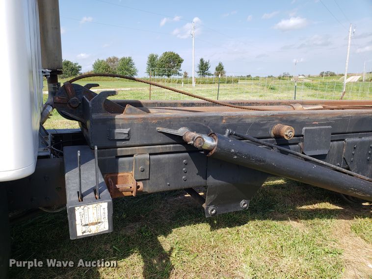 image for item DG7657 1985 International F2574 roll-off container truck