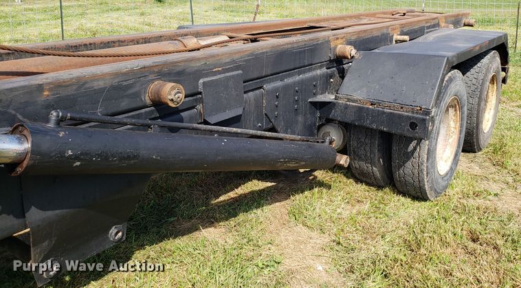 image for item DG7657 1985 International F2574 roll-off container truck