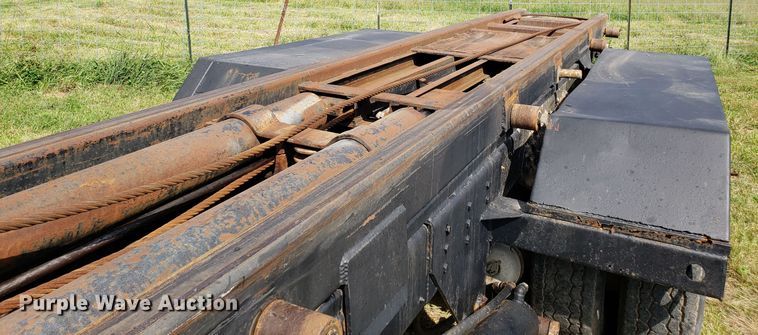 image for item DG7657 1985 International F2574 roll-off container truck