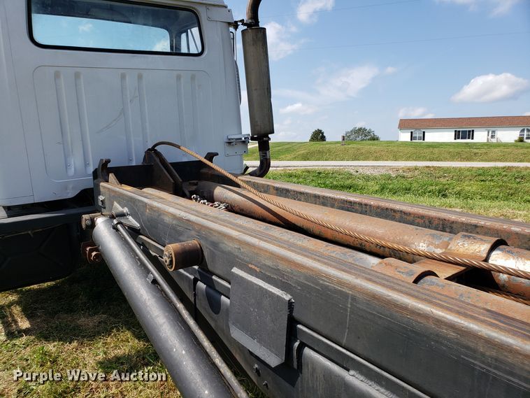 image for item DG7657 1985 International F2574 roll-off container truck