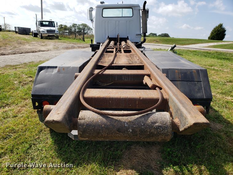 image for item DG7657 1985 International F2574 roll-off container truck