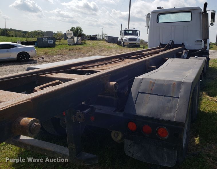 image for item DG7657 1985 International F2574 roll-off container truck