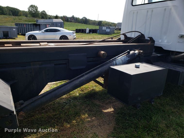 image for item DG7657 1985 International F2574 roll-off container truck