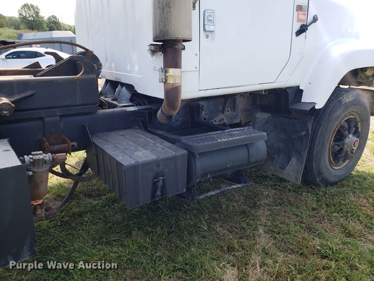 image for item DG7657 1985 International F2574 roll-off container truck