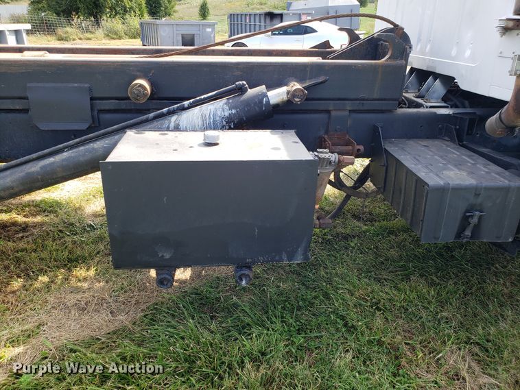 image for item DG7657 1985 International F2574 roll-off container truck